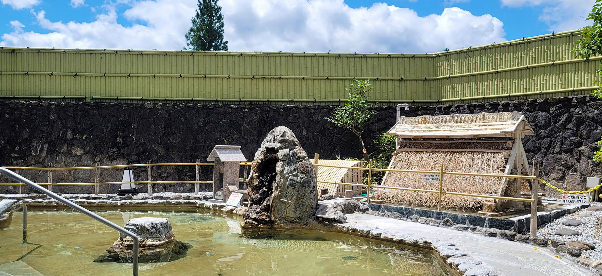 源泉かけ流しの露天風呂「美肌の湯」日田三隈川温泉