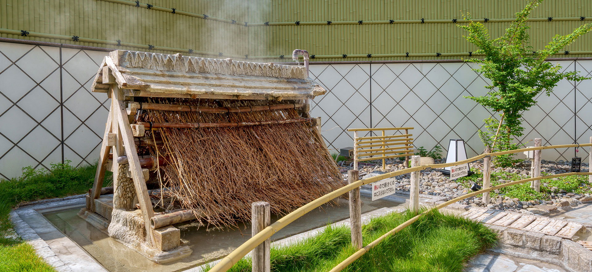 源泉かけ流しの露天風呂「美肌の湯」日田三隈川温泉